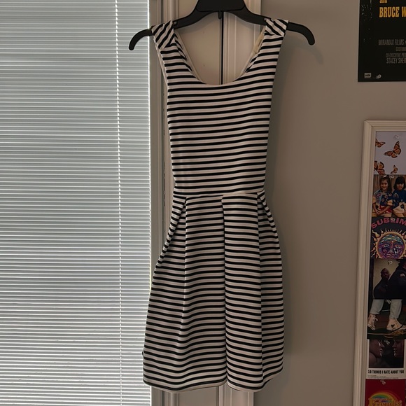 Women’s Dress - Picture 1 of 2